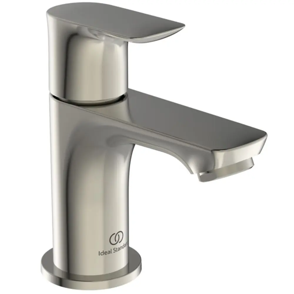 Chromfarbener Wasserhahn von Ideal Standard mit einem flachen Hebel und einer breiten Auslauföffnung. Der designorientierte Stil eignet sich für moderne Badezimmer.